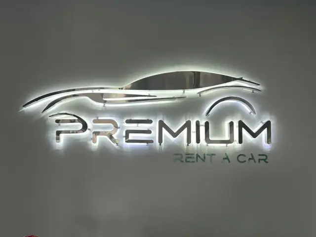 Logotipo corpóreo con iluminación profesional